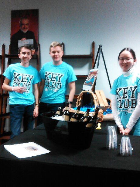 AlmostAimee's tweet photo. Key Club is also pouring our root beer and birch beer this evening. Thanks! #TWLC2016 https://t.co/YmsChgXKmL