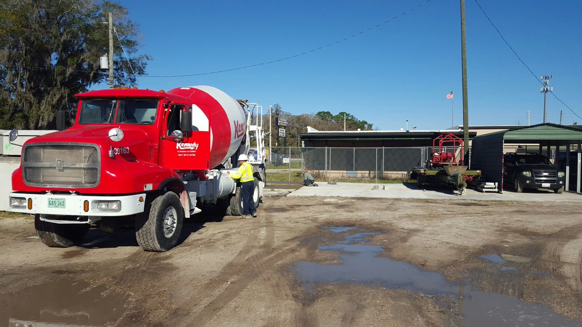 CEMEX_Ready_Mix's tweet photo. CEMEX second brand Kennedy Concrete delivering Patio Premier, our proprietary mix. #solutionsatwork https://t.co/HsHAkjYxdi