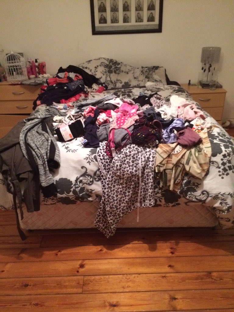 TaraTweets__'s tweet photo. Forgot I had the washing to put away. #onthefloor https://t.co/GVn3Zyj651