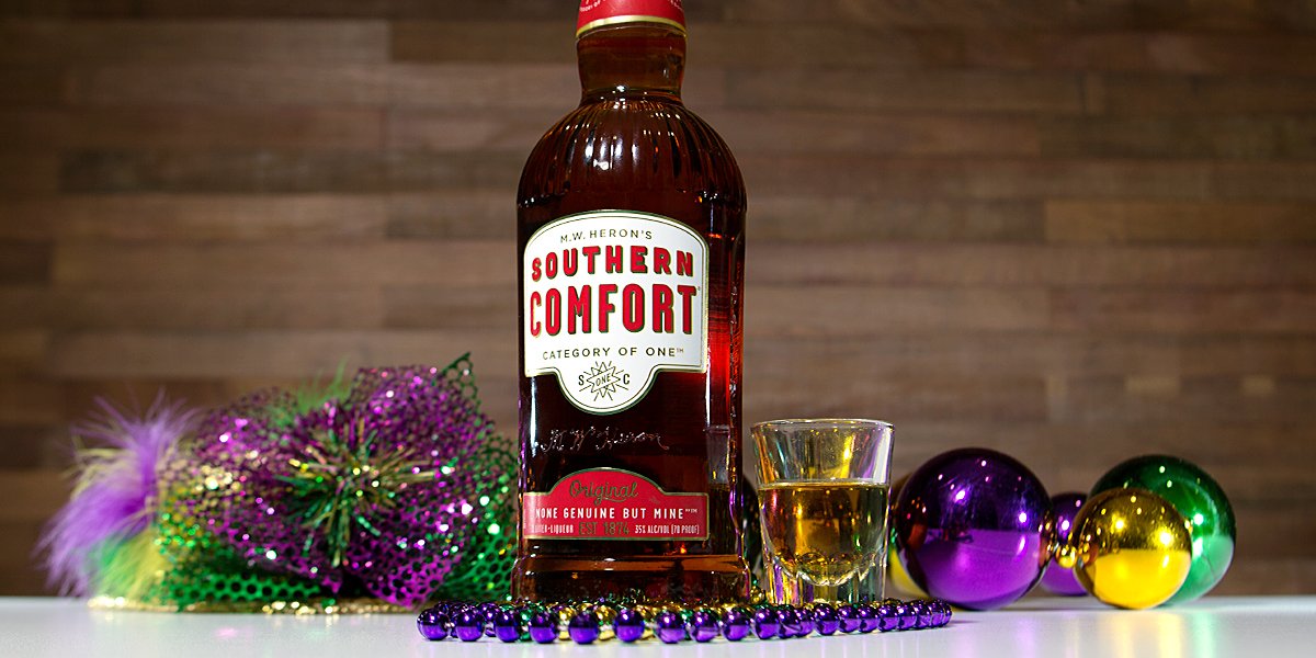 southerncomfort's tweet photo. Why does everybody keep throwing stuff at my #ShottaSoCo? #MardiGrawesome? https://t.co/aJFQCgJcT2
