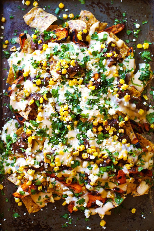 MoAndLoBlog's tweet photo. Nachos, duh! One of our #favfive #superbowlsunday snacks. via @pinchofyum // https://t.co/z0bLQObus9 https://t.co/CqFHHaBSG8