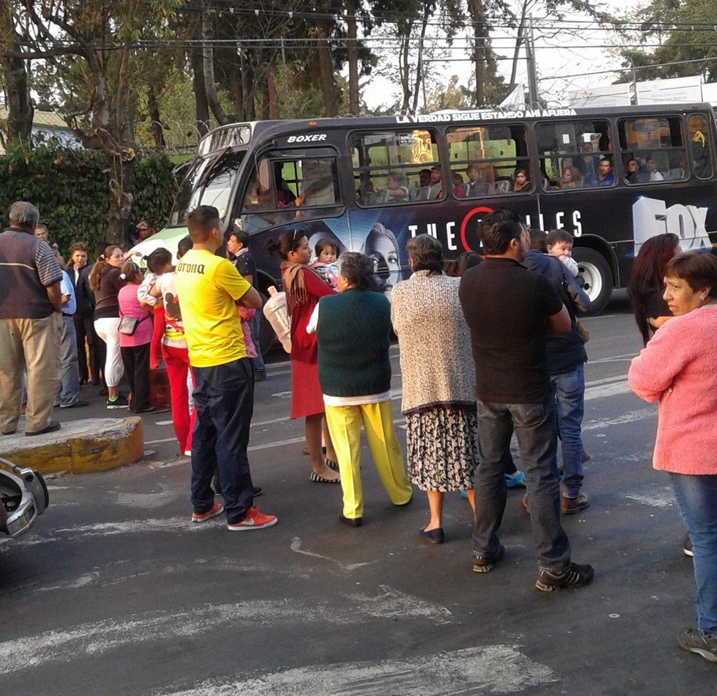 Bloquean vecinos Vasco de Quiroga. Demandan agua - Cafbul8UkAAV9x-