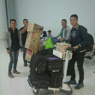 Saat ini tim sedang menunggu keberangkatan dari bandara SAMSS ke Bandara Soeta, mohon doa nya n dukunganya #ISMCX