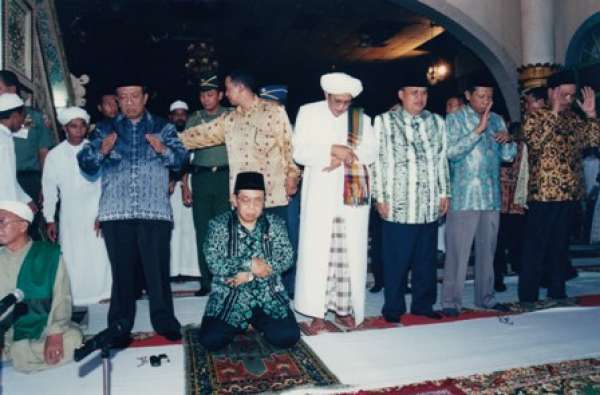 Hasil gambar untuk gus dur dan guru sekumpul