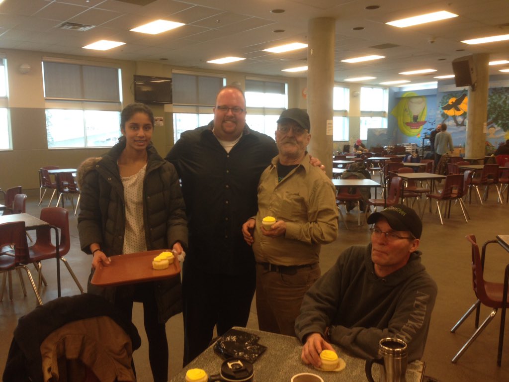 MarkWorks247's tweet photo. #Skye made 120 cupcakes & donated $100 to @calgarydropin! #DIKindness with @baldwinSteve https://t.co/skXLEqI38p