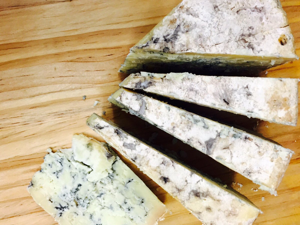 BLUE CHEESE ice-cream with swirls of MANGO. Beautifully paired, inspired by the delicious @xocolatlcafe bon bon