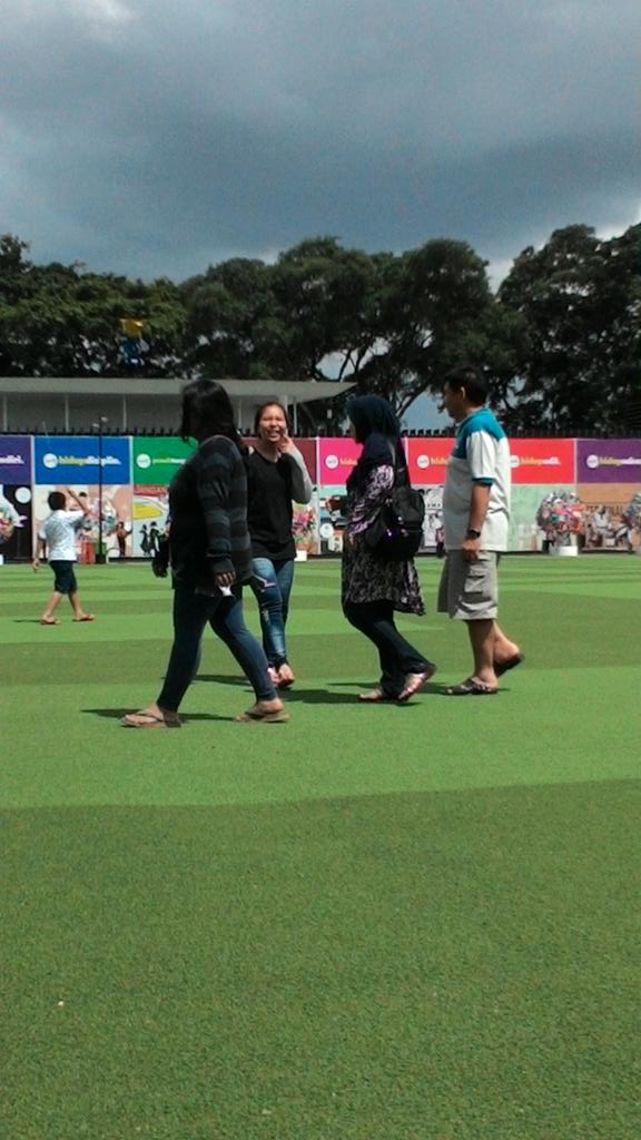 infobdg's tweet photo. #suaraBDG via @1601c7394ab64eb: Gk bleh ditiru, kan ada aturanya: tdk boleh pakai alas kaki https://t.co/kkSNC2hbp3 #plisatuhlah
