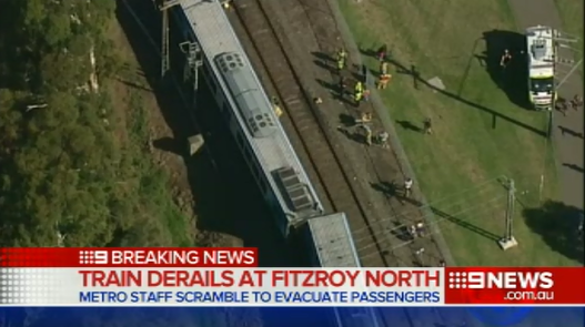 9NewsMelb's tweet photo. Hundreds of people were on the train when it ran off the tracks about an hour ago. #9News https://t.co/44aZY7mgnr