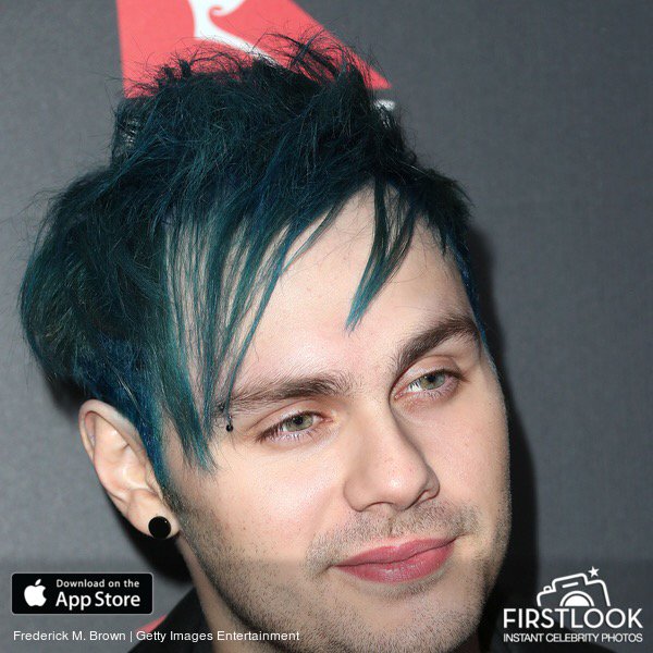 FirstLook5SOS's tweet image. But that face tho. getfirstlook.com/card/EmPmIc/lo…