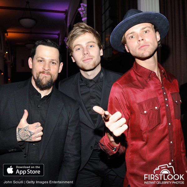 FirstLook5SOS's tweet image. If you missed this... How did u miss this? getfirstlook.com/card/BM7kPD/lo…