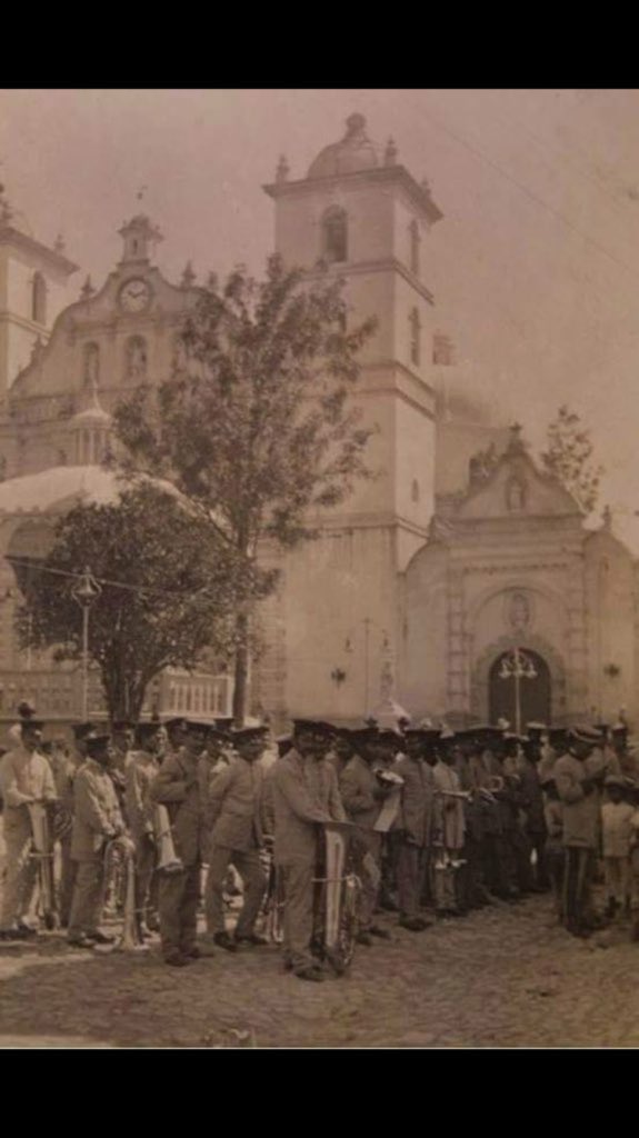 foto_antiguasHN's tweet photo. La banda militar 15 de septiembre https://t.co/TlNp1nMhFI
