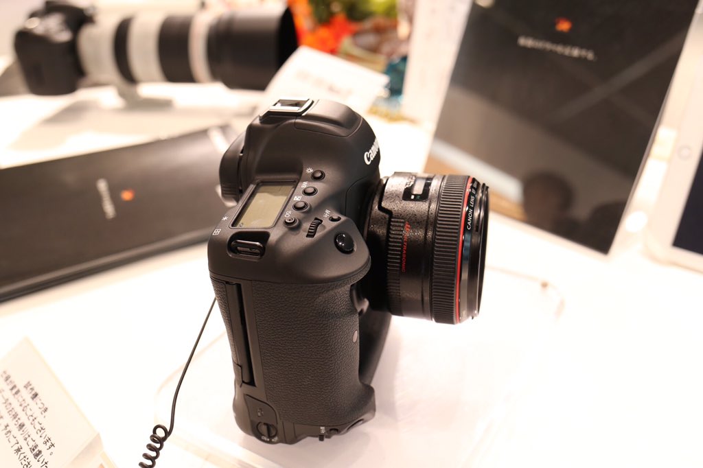 EOS__fan's tweet photo. 品川のキヤノンプラザで1DX Mark2を触ってきました。連写はまるで機関銃。常用のISO感度は12800ぐらいまでの印象。AFの食いつきはさすがでした。 https://t.co/2OJ34HiS26