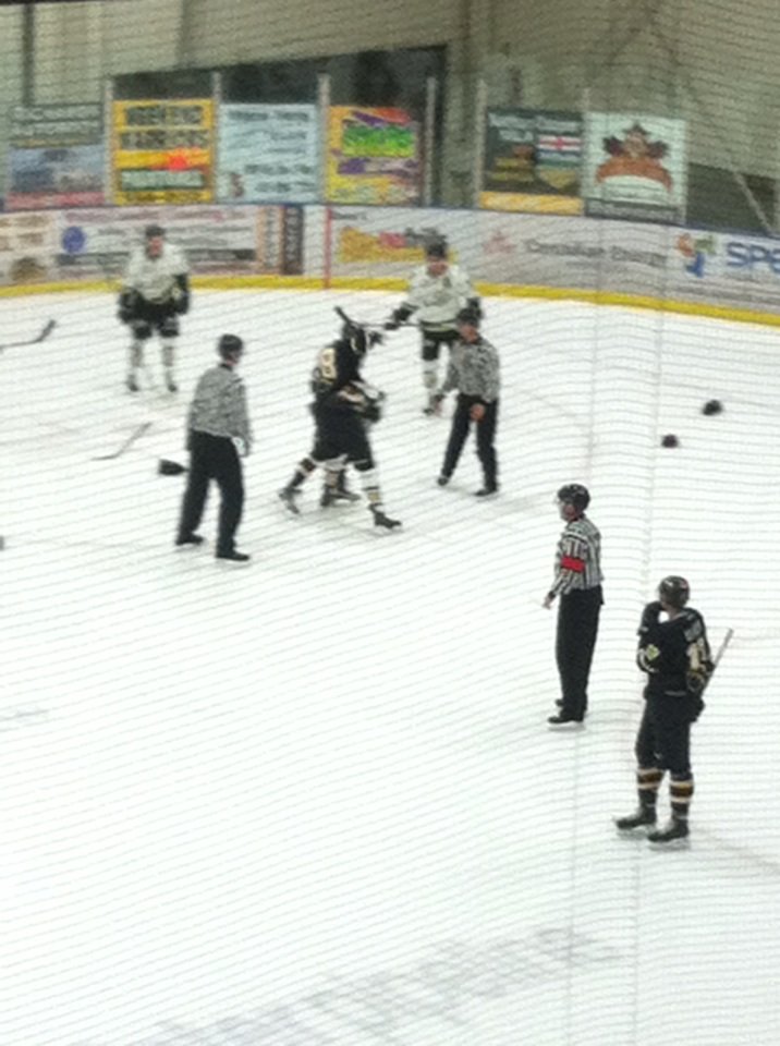 MennoKnight87's tweet photo. Fun tilt late in the 2nd, @lilkerner stuns Reece Soukoroff with a stiff right hand! #YouJustGotKernered #Ow https://t.co/6AsI7y6ve2