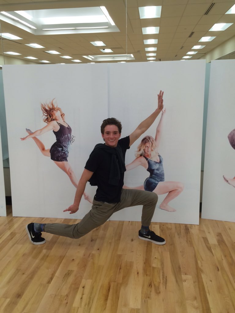 LKamerath's tweet photo. who did it better? @CrowleyLexi or @FischerBalfe https://t.co/v4gH1Ap8Kc