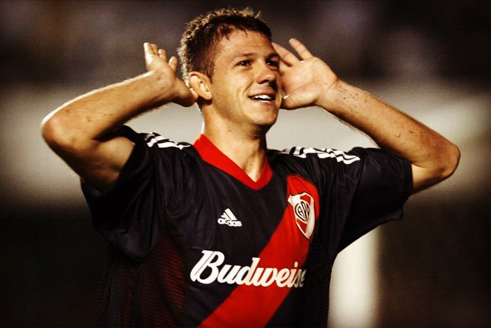 ftbl_throwbacks's tweet image. Young Martín Demichelis celebrating with River Plate - 2003.
#DemichelisThrowback