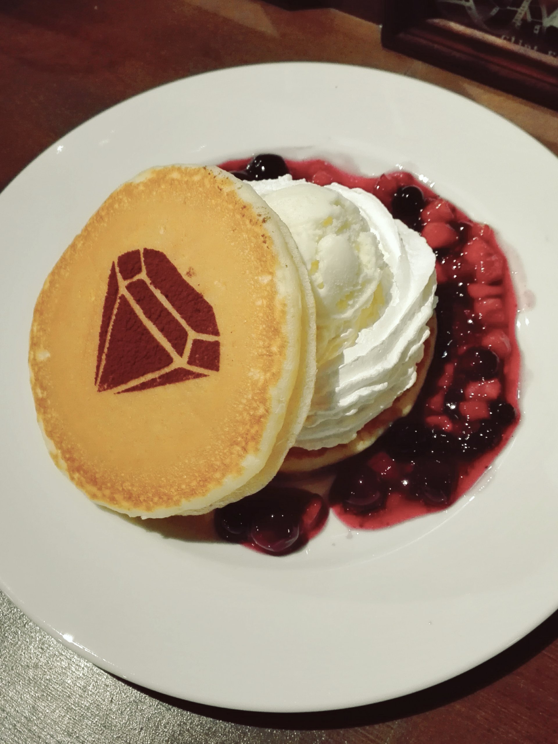 ドラマカフェ下北沢店 コンニチハ ドラマカフェ下北沢店です こちらはクリームとアイスをパンケーキではさみ たっぷりの ベリーソースがかかった絶品のパンケーキです 美味しいこと間違いなし ご来店お待ちしております カフェ パンケーキ