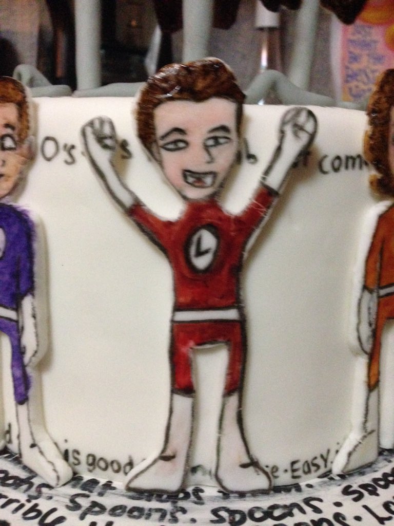 JTRAOC_SAM's tweet photo. "Jolly good" to the best birthday cake ever @ChelleFlore @Louis_Tomlinson @markalanparsons #evenhadthespoonslyrics https://t.co/tAW9gSsKwG