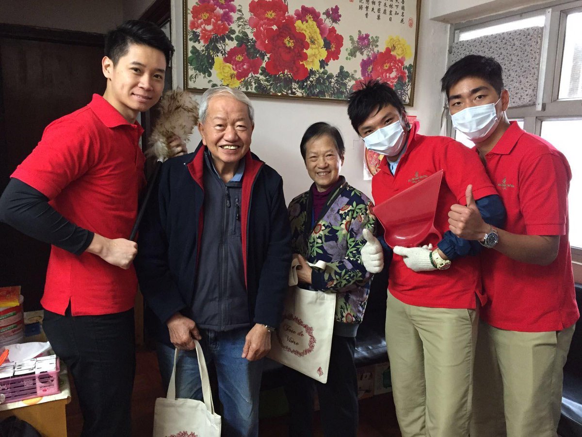 FSHongKong's tweet image. Our team spreading love and #CNY joy to the elderly community in Hong Kong. #FSValues