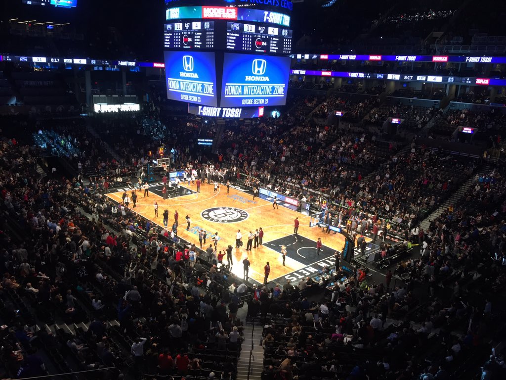 mxkell's tweet photo. Partycam, Shirt-Kanone, Music-Acts u als Pausenfüller bisschen Basketball. Nets vs. Kings #nba #nets205 #NewYork https://t.co/jZwheCJyrf
