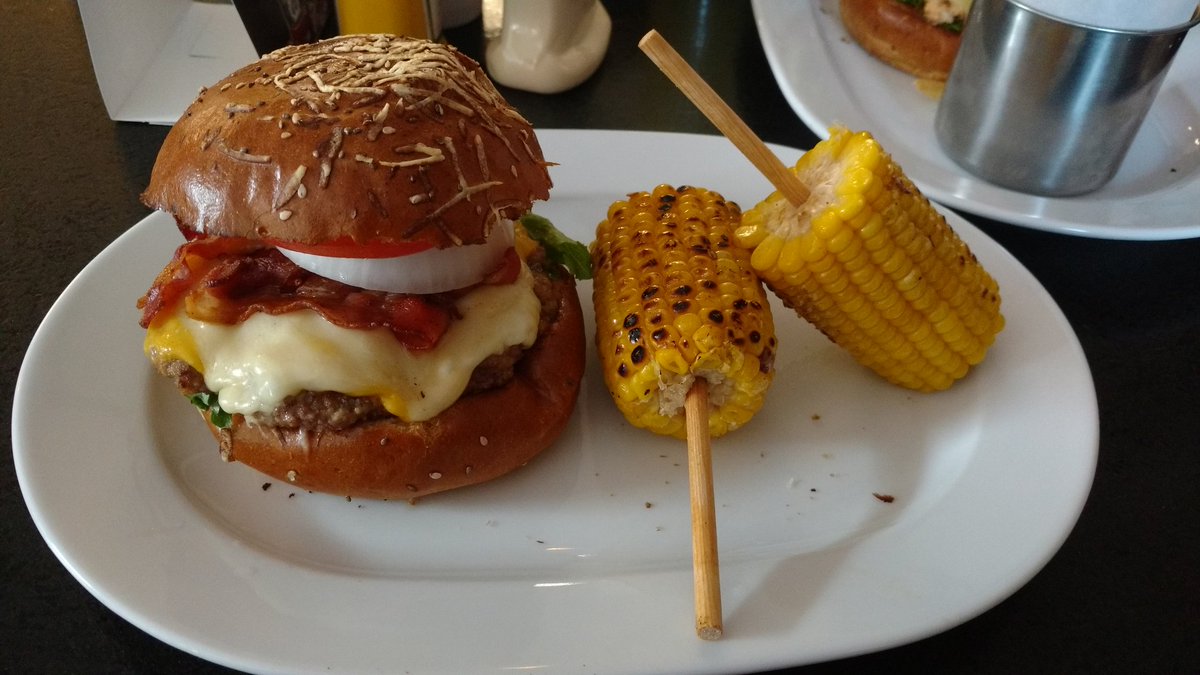 el_deefe's tweet photo. En #Coyoacan, ricas hamburguesas, buen tamaño, pan original (parmesano con chia) y buen sabor! 😃🍔 @DUKESBURGERSMX https://t.co/4bXO6ErCks