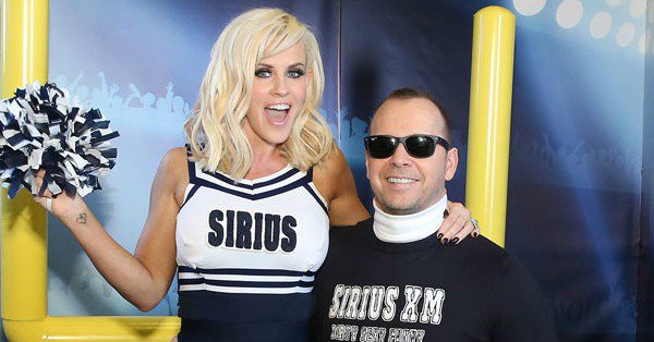 enews's tweet photo. Jenny McCarthy feels some type of way about Amber Rose's NSFW tweet to Kanye West: https://t.co/v1jeWqgU07 https://t.co/Bznl0r9nRV