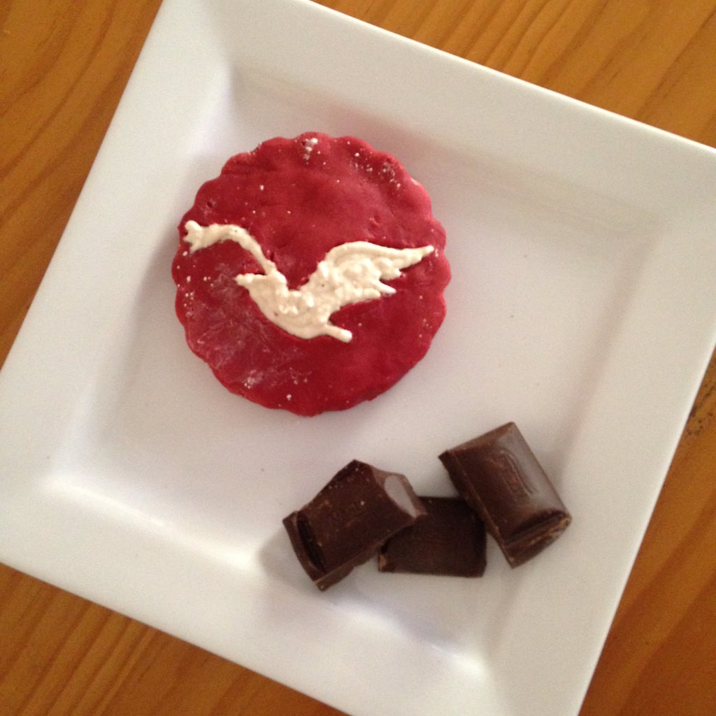 allegiant__au's tweet photo. Made a @Divergent cupcake! https://t.co/Uz3GvXKIdF