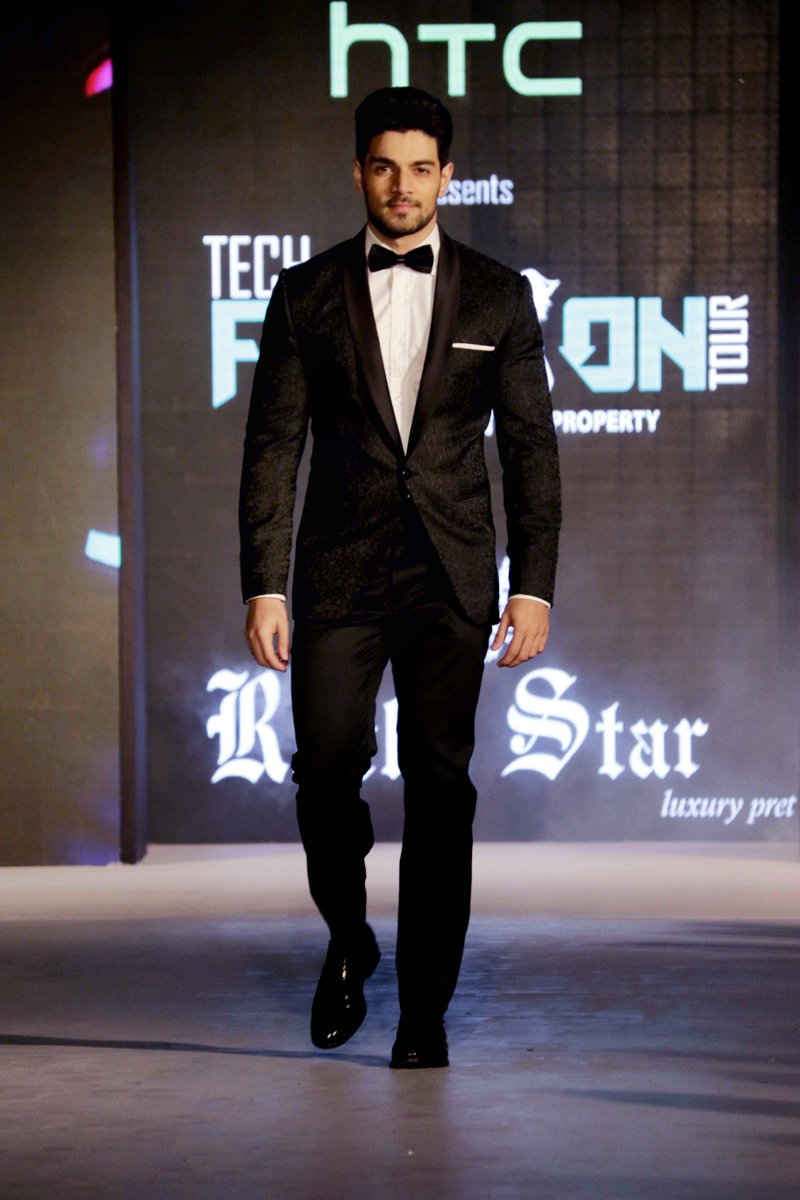dnaAfterHrs's tweet photo. Playing the showstopper
#SoorajPancholi sets the ramp ablaze as he walks the ramp. https://t.co/YaKtJDVTM3