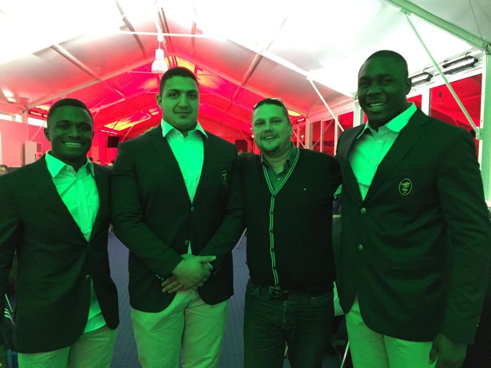 RCME91's tweet photo. Photo de famille hier soir apres la victoire @FFRugby des #U20 #teamrcme @JCancoriet @GabrielNgandebe #ElAnsari https://t.co/tGikAae6GQ