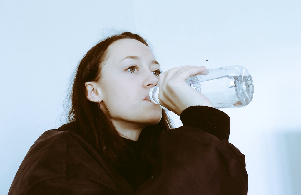 Tessa Dixson qui boit un peu d eau avant de chanter #chanteuse #hipster