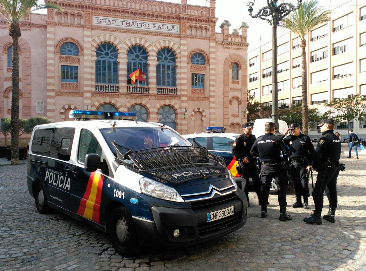 policia's tweet photo. En la ciudad de Cádiz está todo listo para disfrutar de la fiesta y #Carnaval. Si nos necesitas 📞091 #COAC2016FINAL https://t.co/P6PvsPiHRS