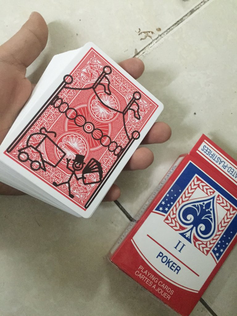 Cachuavu2201's tweet photo. magic trick : cartoon deck !! :) https://t.co/9BfZjDmsYm