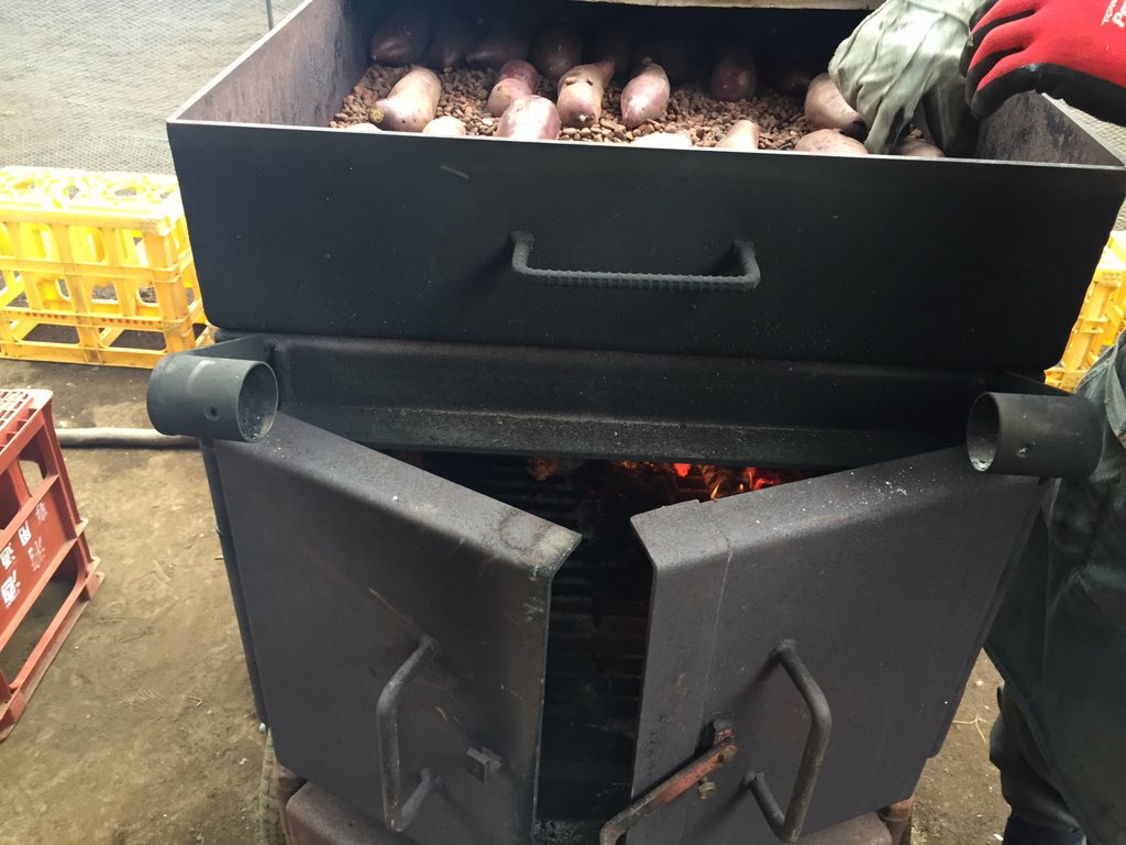SteveKasuya2's tweet image. 焼き芋サービスが終わった後、ちょっと窯を見学させてもらう。この石は何だろうね。 #Arduino焼き芋機