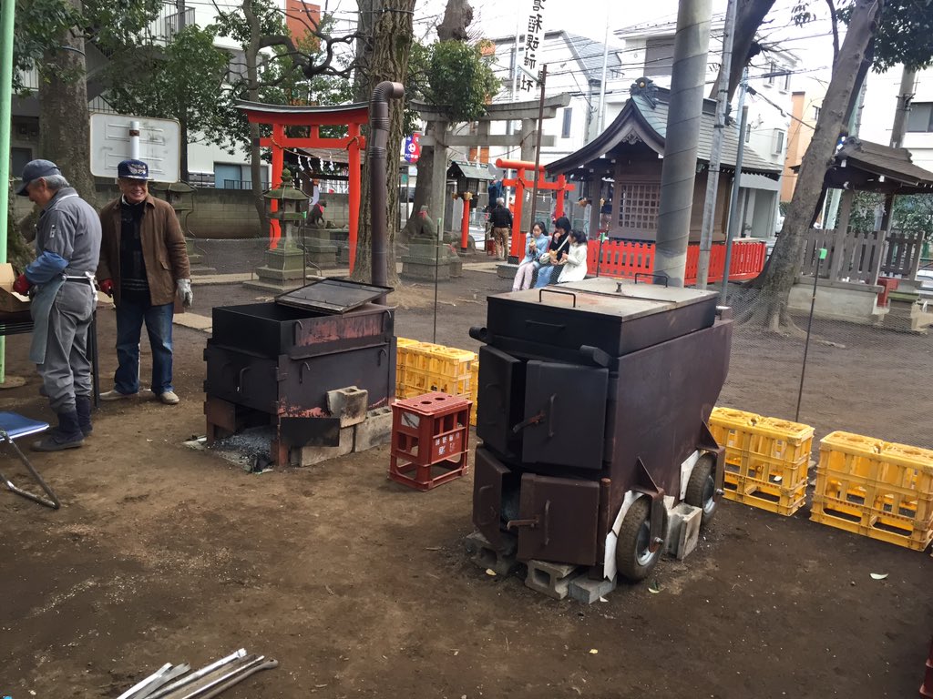 SteveKasuya2's tweet image. 焼き芋サービスが終わった後、ちょっと窯を見学させてもらう。この石は何だろうね。 #Arduino焼き芋機