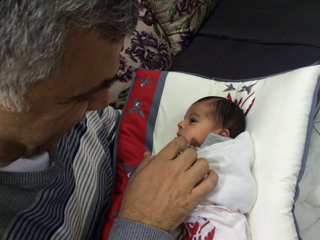 NABEELRAJAB's tweet photo. اسمه علي وعمره ايام..قدره ان يعيش بلا وطن ولا هوية ينتظره مستقبل مجهول...عقوبته ان ابوه مسحوب الجنسية #البحرين https://t.co/wZF0clGloN