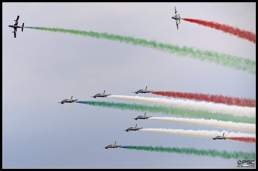 PITISPOTTERCLUB's tweet photo. Italian pride, enjoy! https://t.co/nz3pdKPp1m @ItalianAirForce @AleniaAermacchi #avgeek #55pan #freccetricolori #pan https://t.co/Nxekwzd2l5