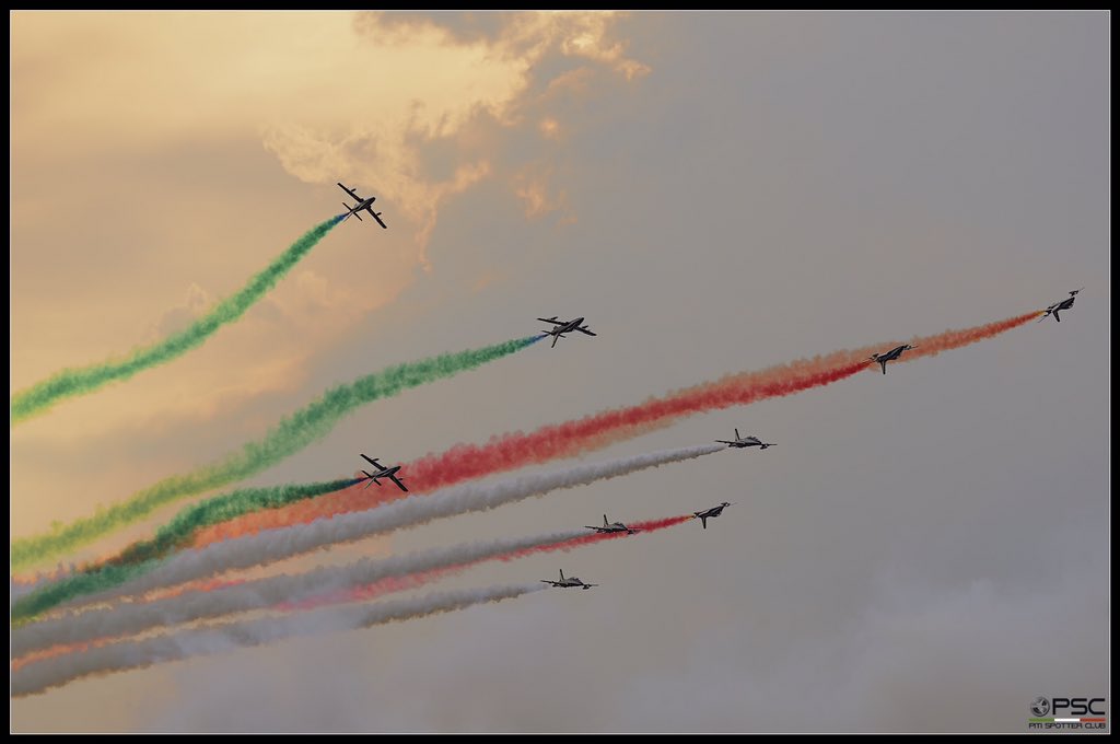 PITISPOTTERCLUB's tweet photo. Italian pride, enjoy! https://t.co/nz3pdKPp1m @ItalianAirForce @AleniaAermacchi #avgeek #55pan #freccetricolori #pan https://t.co/Nxekwzd2l5