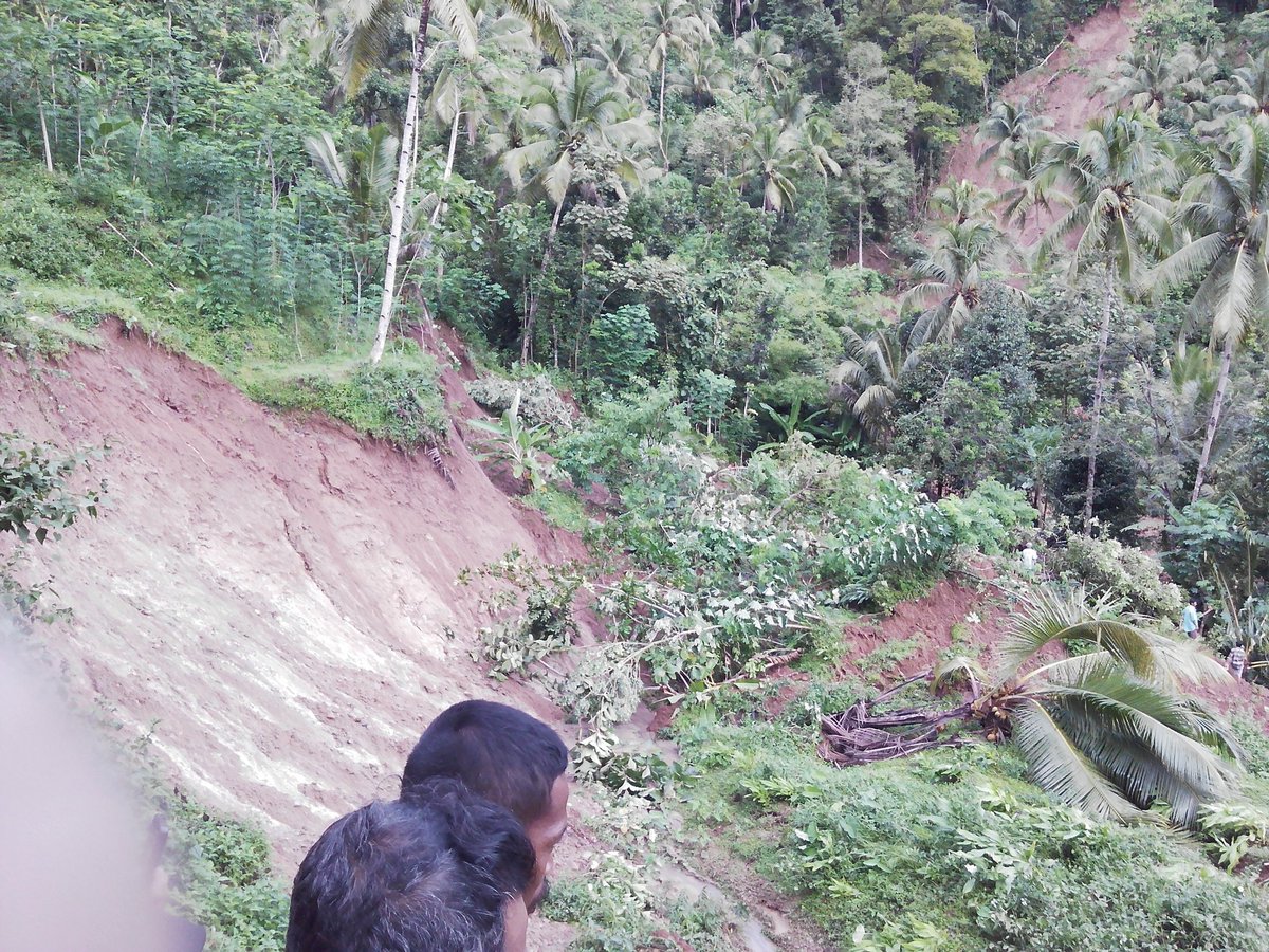 Kadin sda esdm meninjau lokasi longsor penungkulan pagi tadi sekitar pkl 07.00 <a href="/agusutomo_jtg/">Kepala BAKORWIL lll</a>