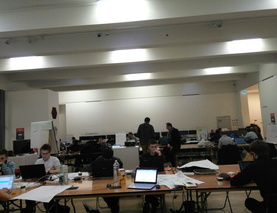 craft_ai's tweet photo. Tout le monde au boulot pour cette deuxième journée #ResidentConnecte @usineIO @BeMyAppFR https://t.co/JISw3RaFL5
