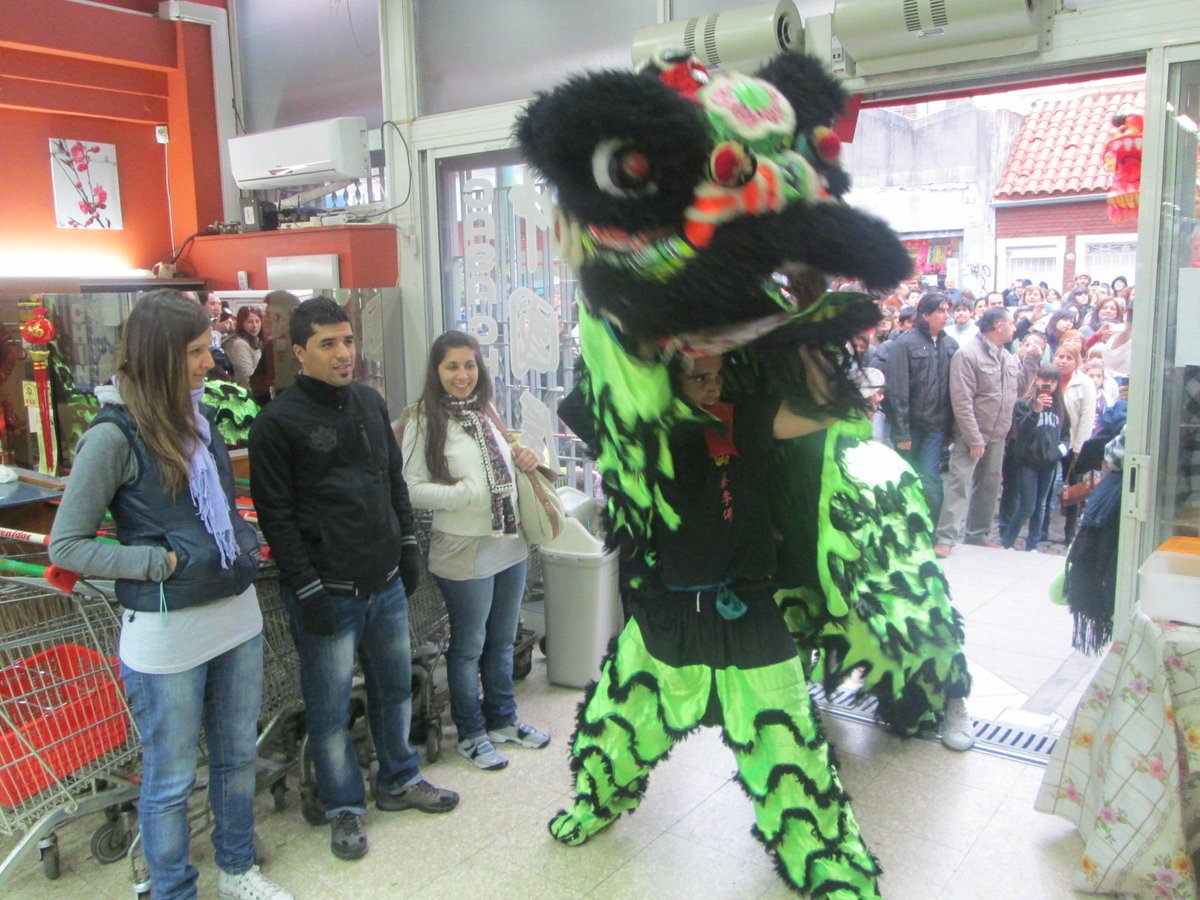 BarrioChino's tweet photo. Este finde de carnaval es ideal para visitar el Barrio Chino. Los negocios estan abiertos sab, dom, lun, y martes. https://t.co/b97zWNRxmu