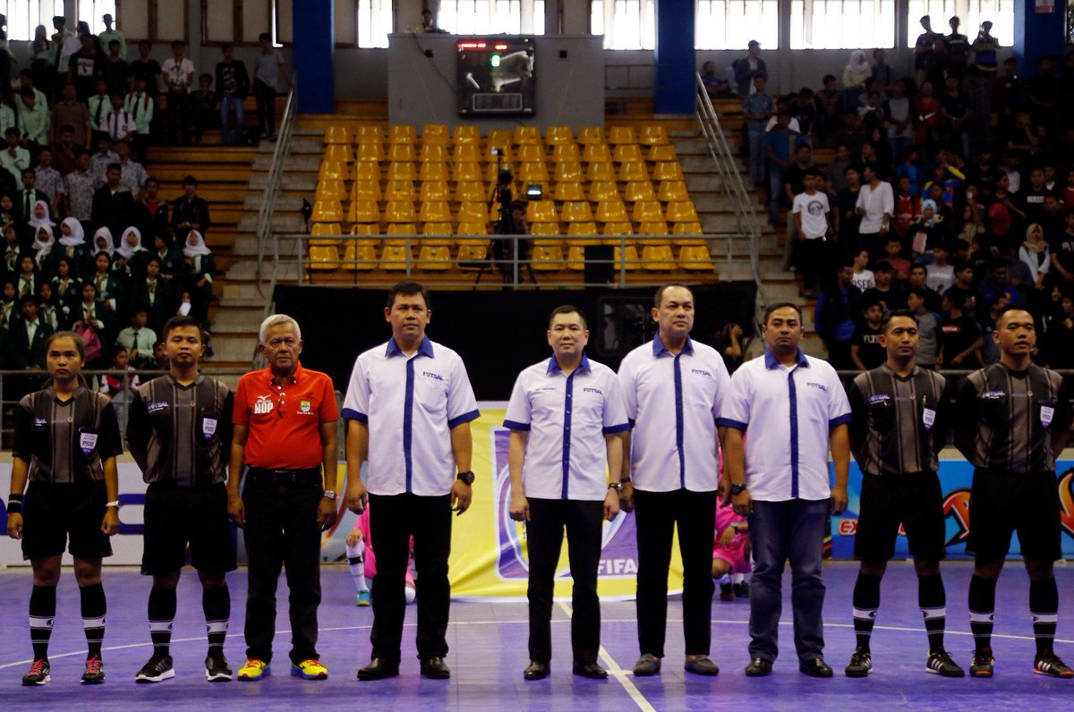 Ketum Federasi Futsal Indonesia (FFI) membuka pertandingan Blend Futsal Profesional 2016. Bandung, Sabtu 6/2/2016