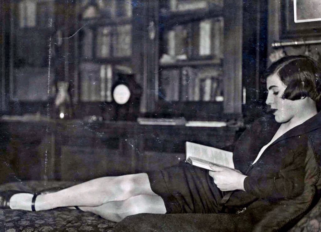 Gözaltı morlukları, kırışıklıkları 1920'lerde çok modaydı.Gece geç saatlere kadar kitap okuyan kadın olmak önemliydi