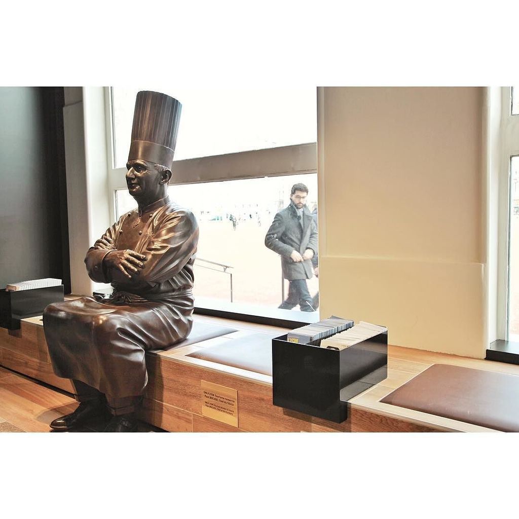 CLOPORTE's tweet photo. Et pendant ce temps là, Monsieur Paul vous attend pour prendre la pause 📷 #lyon #chef #tourisme #paulbocuse #onlyly… https://t.co/nz1RbbcBcD