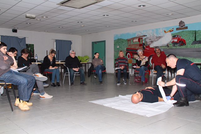 pompiersdugard's tweet photo. #gestesquisauvent 1ère séance à la caserne des #SP d'#Alès ce matin. @Prefet30 #udsp30. #engagement #citoyen https://t.co/wCxAGbNlzf