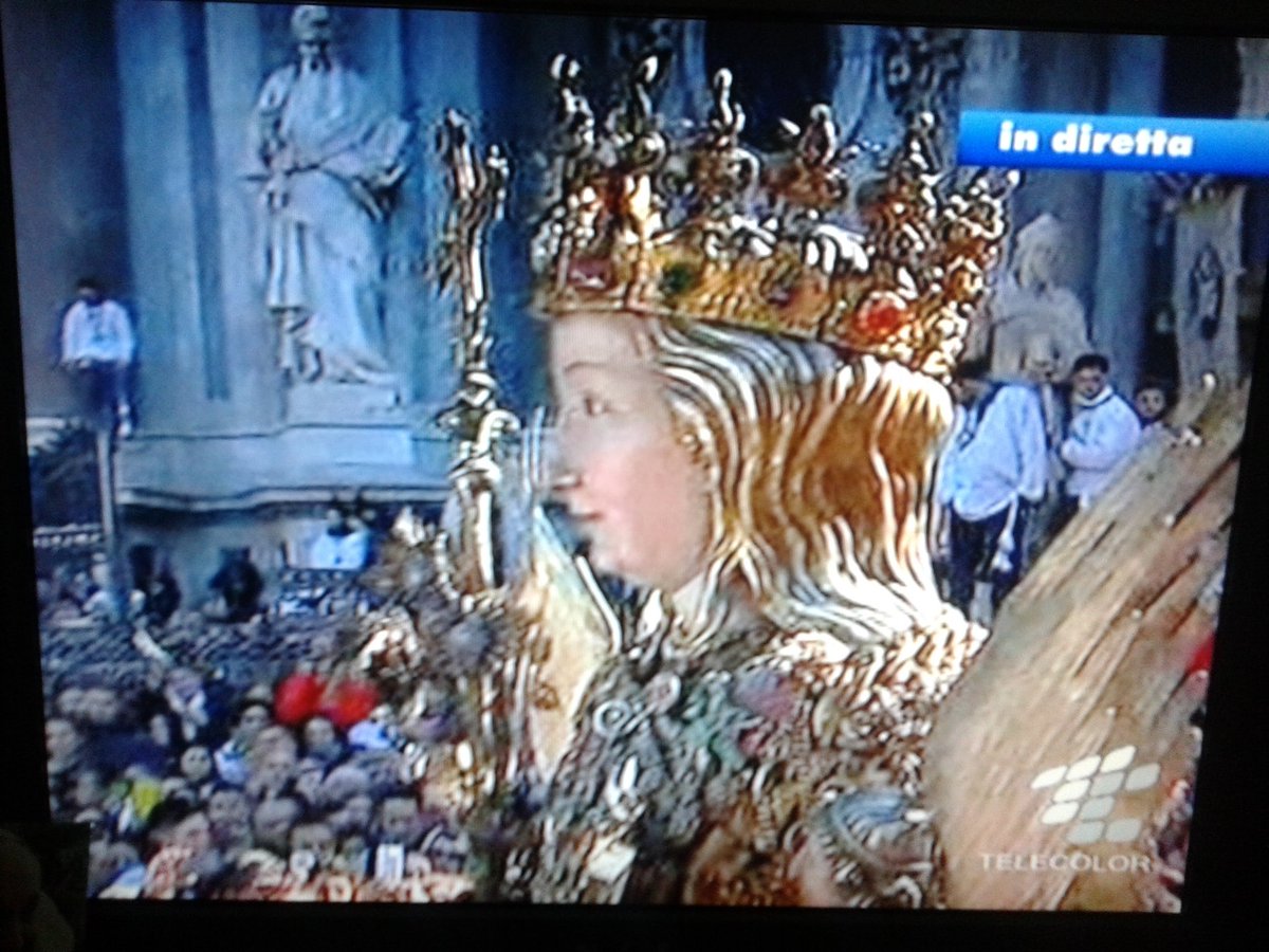 tradiziosicilia's tweet photo. 🌹 #agata2016 🌹 il ritorno nella cattedrale di #Catania #tuttidevoti  @DiocesiCatania @siciliainfesta @SiciliaE20 https://t.co/mPOH4aXlhl
