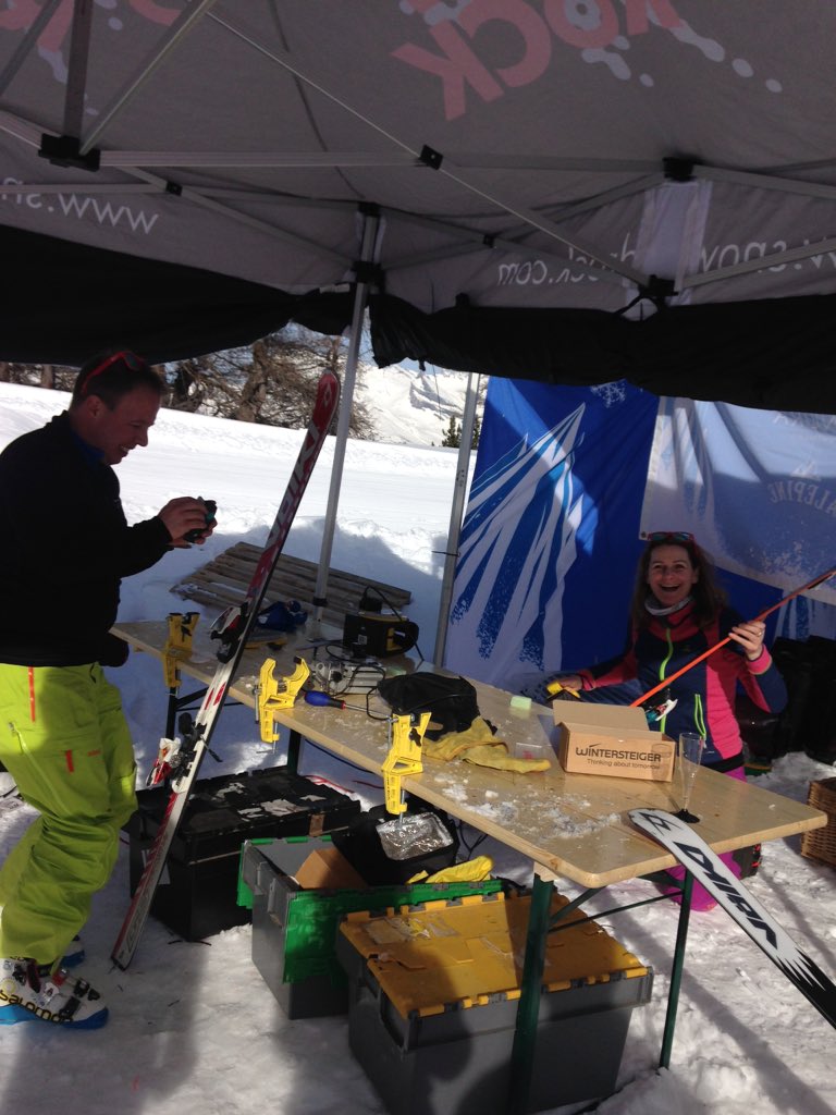 Kathryn_Cripps's tweet image. The @SnowAndRock guys absolute Heros here waxing and edging skis #racepreparation #cityskichampionships #alpinehomes