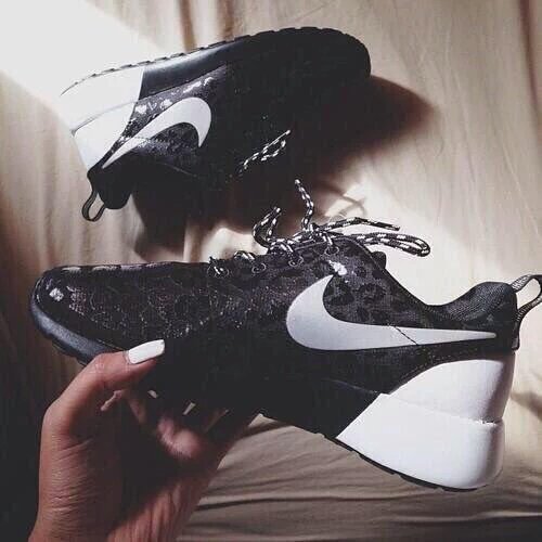 simplengmayyah4's tweet photo. BLACK&amp;WHITE
#NIKE https://t.co/p9mywSkzWd