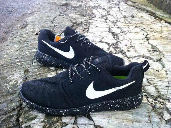 simplengmayyah4's tweet photo. BLACK&amp;WHITE
#NIKE https://t.co/p9mywSkzWd