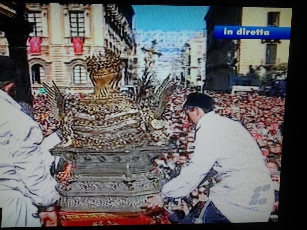tradiziosicilia's tweet photo. 🌹 #agata2016 🌹 il ritorno nella cattedrale di #Catania #tuttidevoti  @DiocesiCatania @siciliainfesta @SiciliaE20 https://t.co/mPOH4aXlhl