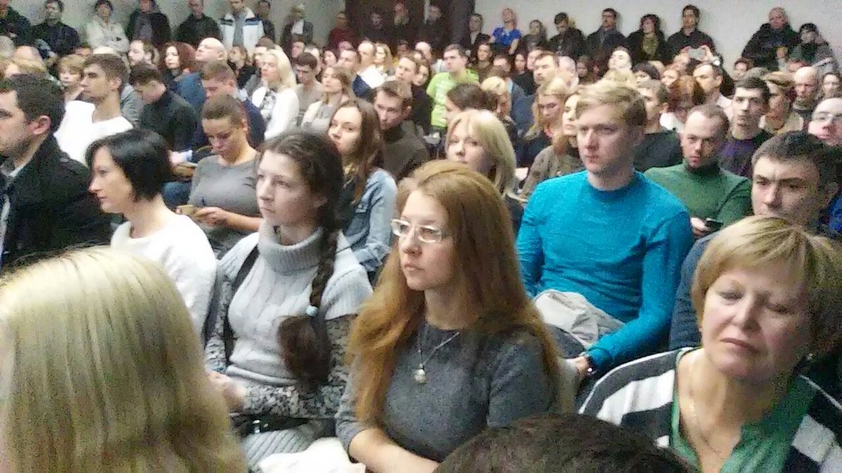 На семинаре по инвестициям в зарубежную недвижимость - очень интересная информация и полный зал соотечественников))