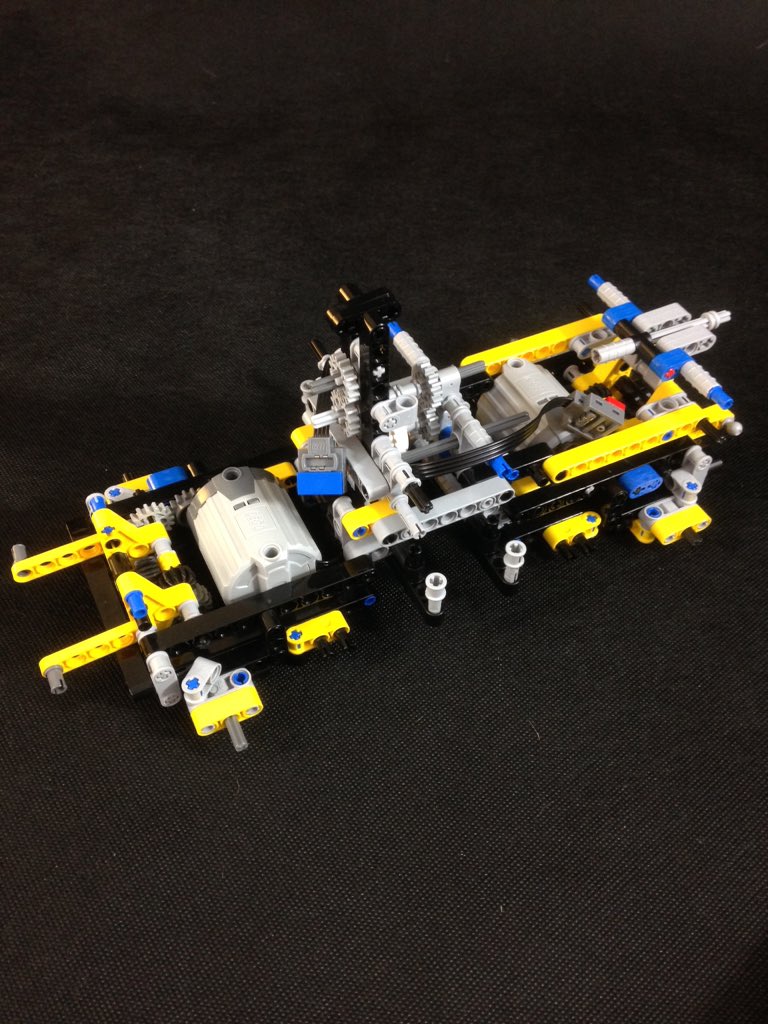 Legopo30's tweet photo. Praca nad buldożerem trwa. 

A tak to powinno działać po złożeniu. 

https://t.co/O5pnD9IN0g https://t.co/4EFnpdLYhl